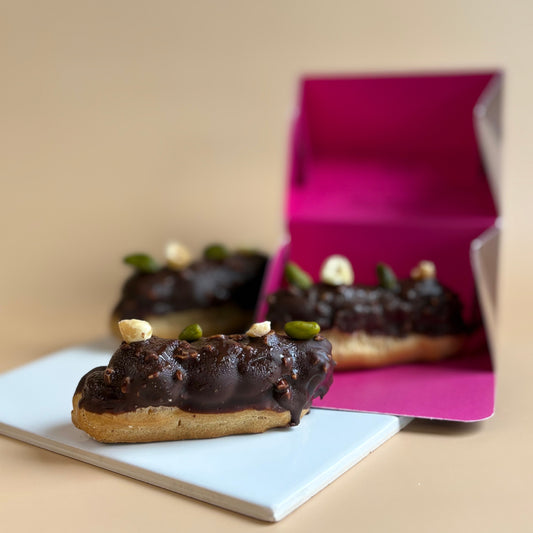 Chocolate & Nuts Éclair